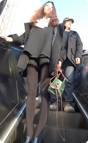 街拍黑色打底裤纤细美腿搔妞