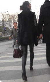 街拍面相非常清秀的好身材少妇