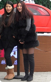 街拍身材蛮赞的黑丝袜美女