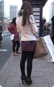 超短裙黑色到底裤美女在街边等车