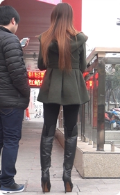 街拍长腿美女在逛街身姿极其诱人