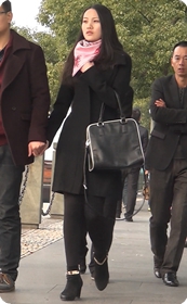 清纯好身材少妇在逛街看风景