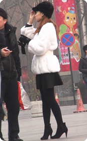 街拍短裙黑色打底裤可爱美女