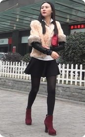 看看这个短裙少妇合不合你胃口