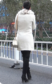 身材非常赞的黑丝少妇逛街中