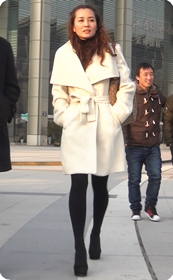 街拍极品黑丝高跟少妇