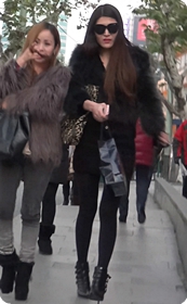 街拍极具明星风范的街头美女身材超赞