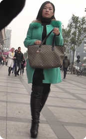 笑起来很甜美的紧身打底裤少妇