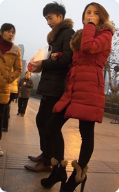 身姿非常窈窕靓丽的紧身打底裤美女