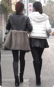 街拍淑女姐妹黑丝打底诱人美腿