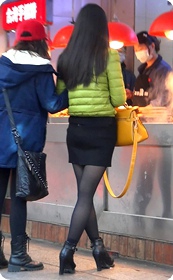 街拍小红帽姐妹诱人步伐婀娜多姿