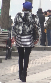 街拍韩国美眉手拿咖啡回蒙一笑