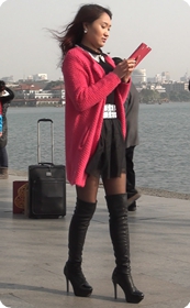 街拍粉红诱惑长腿妹子湖边自拍