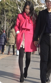 粉色大衣黑丝长袜回蒙一笑的倾城容颜