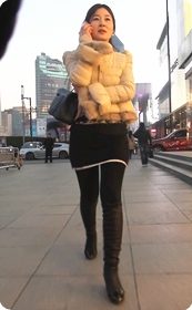 街拍冬日诱惑黑丝透着隐约