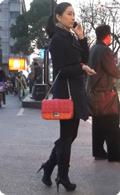 等车熟女一套黑丝诱惑