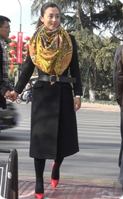 熟女长装大衣挺拔身躯内部也是无懈可击