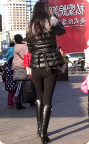 黑色紧身裤少妇翘臀紧紧的