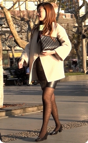 性感圆臀短裙黑丝少妇