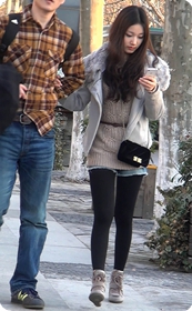 街拍很会摆POSE自拍的性感美女