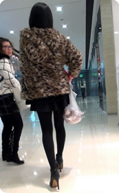 身材娇小的短裙体型裤美眉