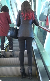 街拍在逛商场的性感少妇