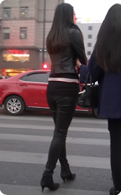 街拍高挑身材的长皮裤美女