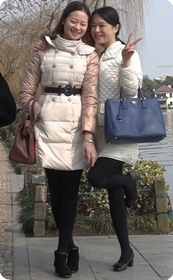 两个样子非常好的紧身裤美女