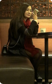 十分火辣性感的短裙黑丝少妇