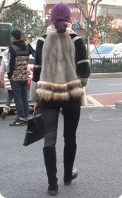 身着紧身裤的性感翘臀少妇