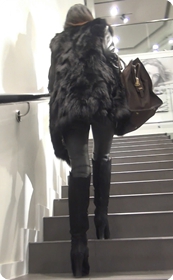 街拍身材很高挑的紧身裤长靴少妇