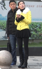 短裙紧身裤美眉身材超赞