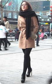 街拍连衣裙紧身裤眼睛美女少妇