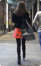街拍极品短裙紧身裤美女一枚
