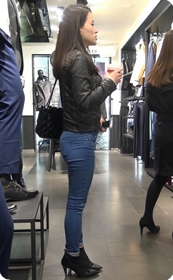 街拍极品翘臀牛仔裤美女少妇