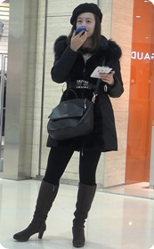 身材蛮赞的紧身裤长靴美女少妇