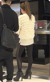 街拍极品美腿紧身裤美女