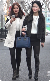 两个紧身裤纤细美腿美女