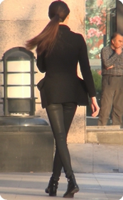 街拍紧身裤美女小小年纪身材这么火辣
