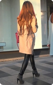 极品紧身皮裤美女,紧致翘臀十分诱惑