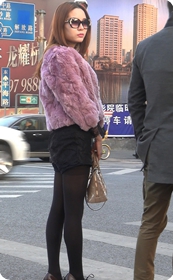 街拍十分撩人心魄的紧身短裙黑丝少妇