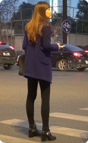 街拍非常赞的黑色紧身长裤美眉