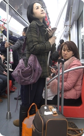 在乘地铁的小美女一枚