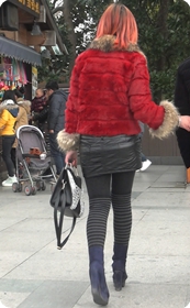 街拍超短裙紧身长筒袜少妇