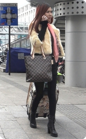 街拍身着超短裙紧身裤美女