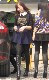 街拍非常漂亮的紧身裤美女少妇