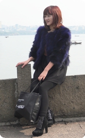 紧致长裤美女把身材展现的很好