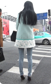 紧致牛仔裤纤细长腿少妇