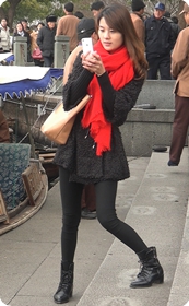 街拍身材蛮赞的紧身裤长发美女