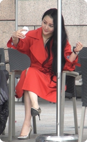 街拍很爱自拍的长腿美女少妇